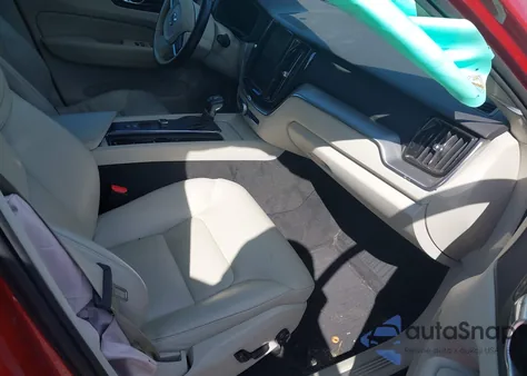 2018 Volvo Xc60 T6 Momentum z USA, uszkodzony, nr VIN LYVA22RK7JB116864